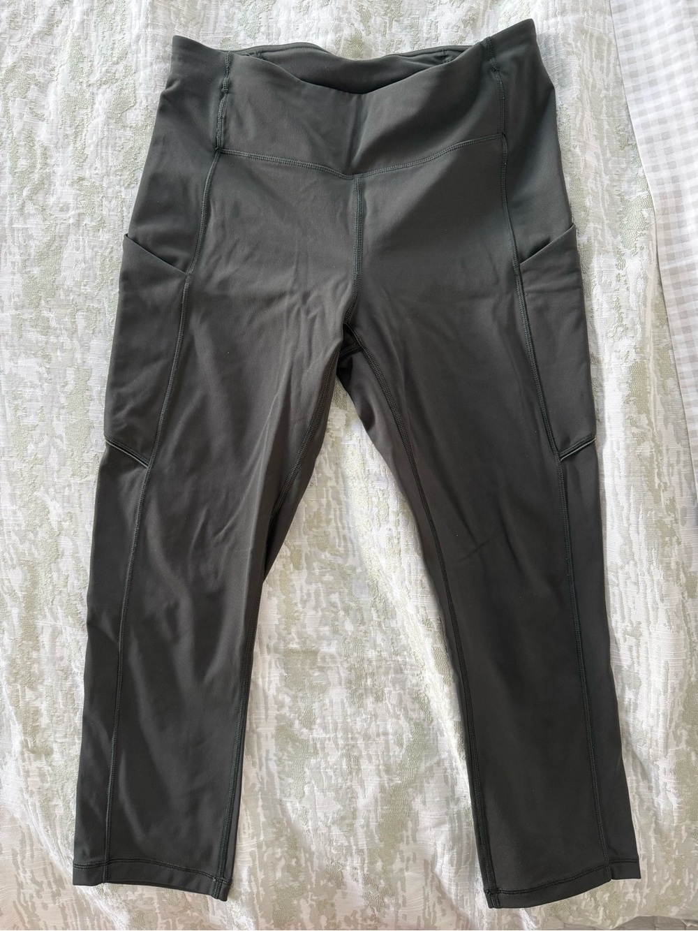 Lululemon High-Waist Olive Active Capri Leggings with Side Pockets